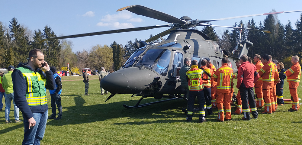 Flughelfer-Übung mit dem neuen Militärhubschrauber Lion in der Gablenz-Kaserne.